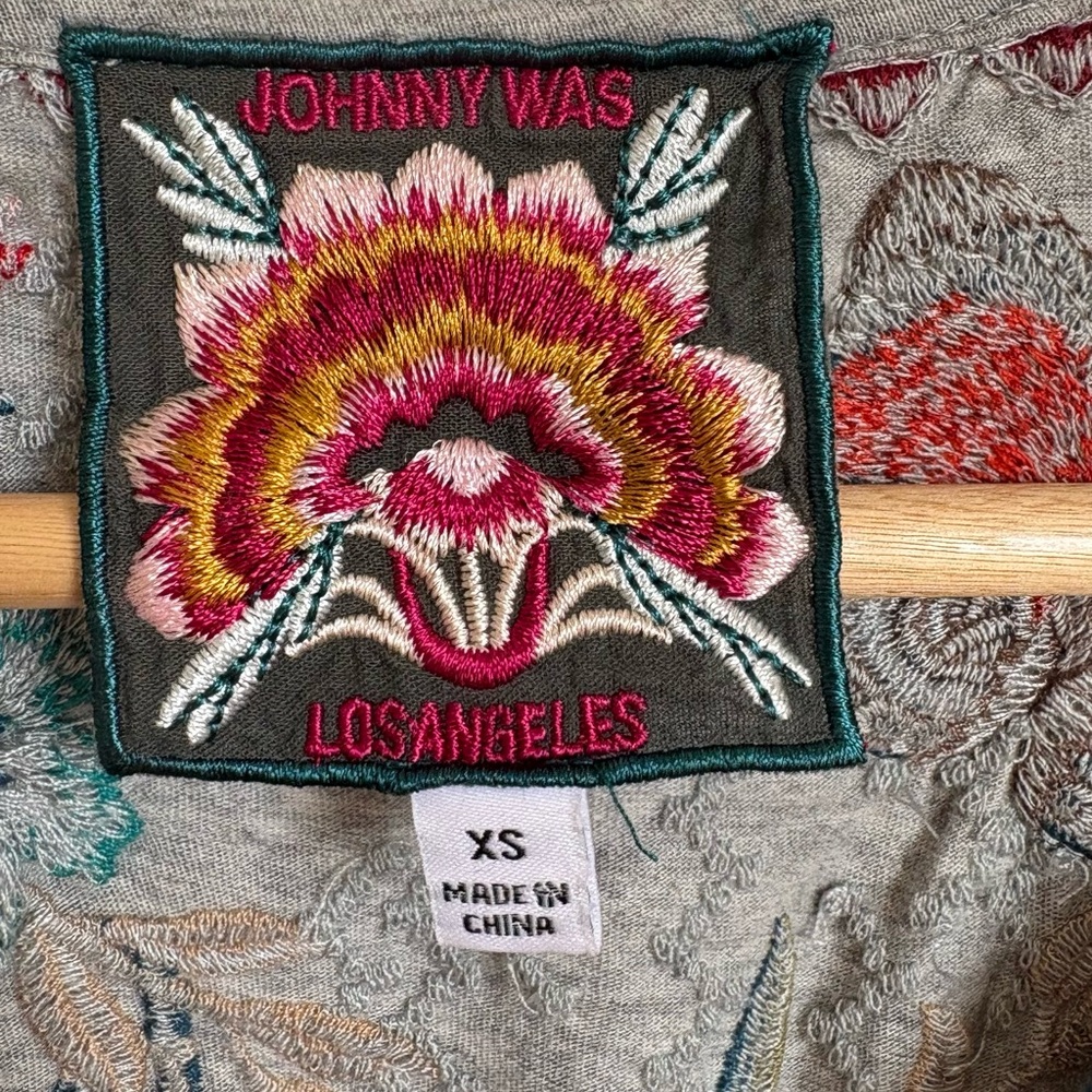 Johnny Was / Gray Top Floral Embroidery T-shirt / XS - Picture 2 of 7